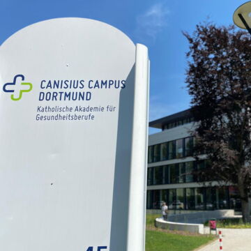 Schild am Eingang des Canisius Campus Dortmund